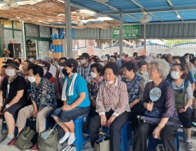 지난 2024년 9월 11일, 구미지회에서는  '꿈을 이루는 사람들'에서 수요 어르신 무료급식 봉사를 했습니다.무료급식 봉사와 함께 건강관리 놀이와 추석을 맞아 양말 등을 선물했습니다. 