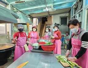지난 2024년 11월 13일(수), 구미지회에서는 쌀쌀한 날씨에도 불구하고 '꿈을 이루는 사람들'에서 수요 어르신 무료 급식 봉사를 했습니다.이 자리에서 구미지회장은 손가락 경락자극법을 어르신들에게 선보였습니다.  
